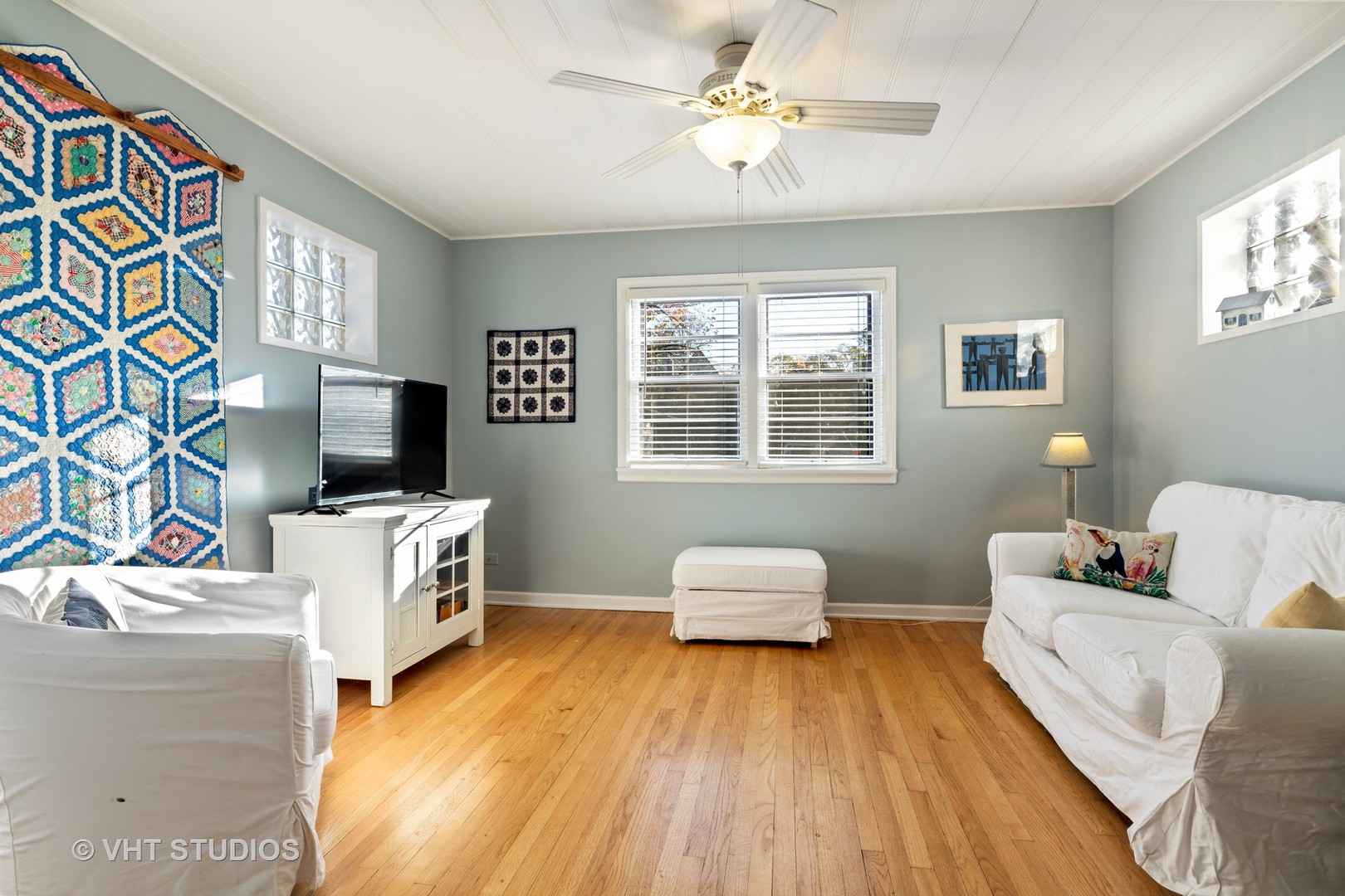 11 Elmore Street Park Ridge, IL 60068 - Photo 4 of 20 a living room with furniture and a flat screen tv