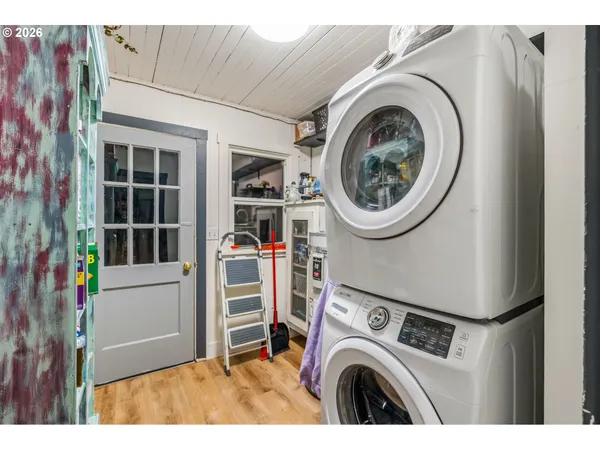 a view of a utility room with dryer and washer