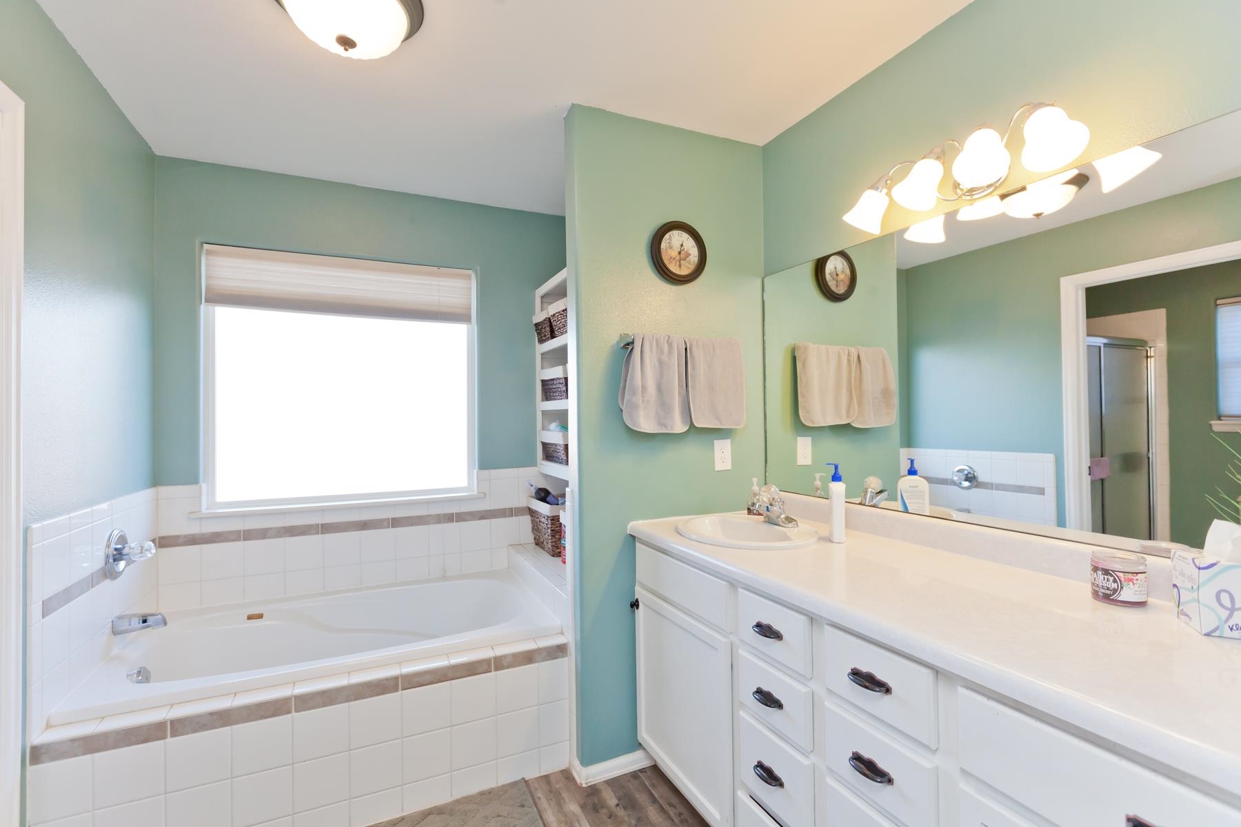 173 Sierra Drive Fruita, CO 81521 - Photo 21 of 40 a bathroom with a tub sink and mirror