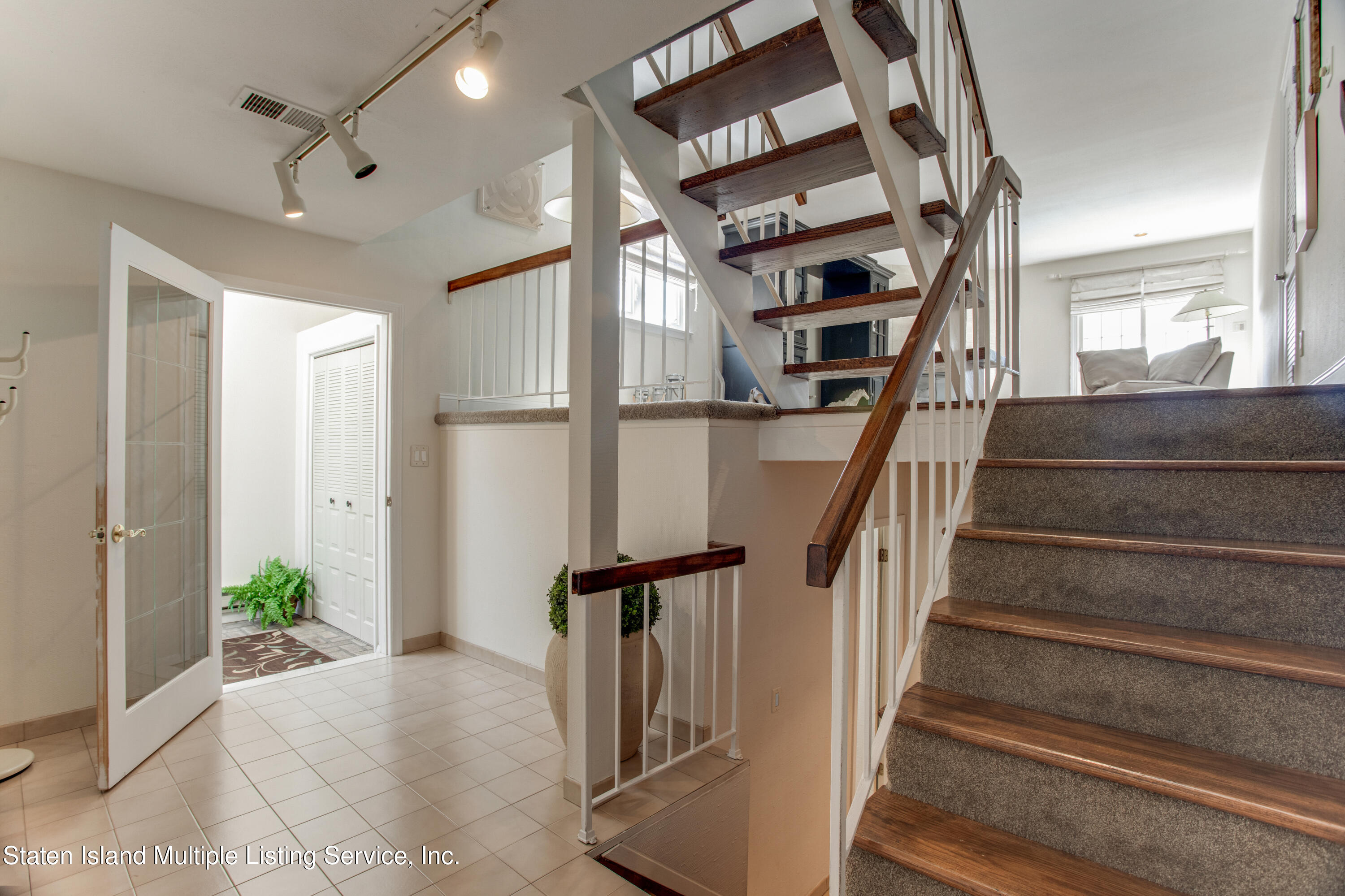 826 Rathbun Avenue Staten Island, NY 10309 - Photo 3 of 29 VMD_027