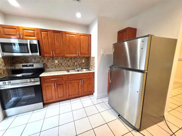 $1,900 | 422 Northeast 166th Street, Unit 422, Miami, FL 33162