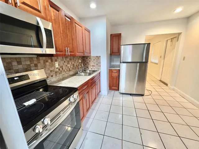 $1,900 | 422 Northeast 166th Street, Unit 422, Miami, FL 33162