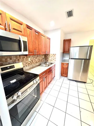 $1,900 | 422 Northeast 166th Street, Unit 422, Miami, FL 33162