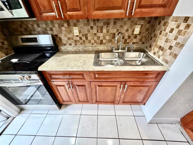 $1,900 | 422 Northeast 166th Street, Unit 422, Miami, FL 33162