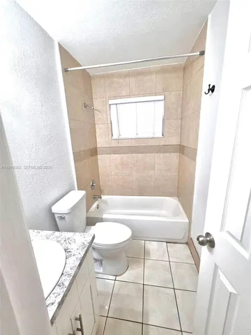 $1,900 | 422 Northeast 166th Street, Unit 422, Miami, FL 33162