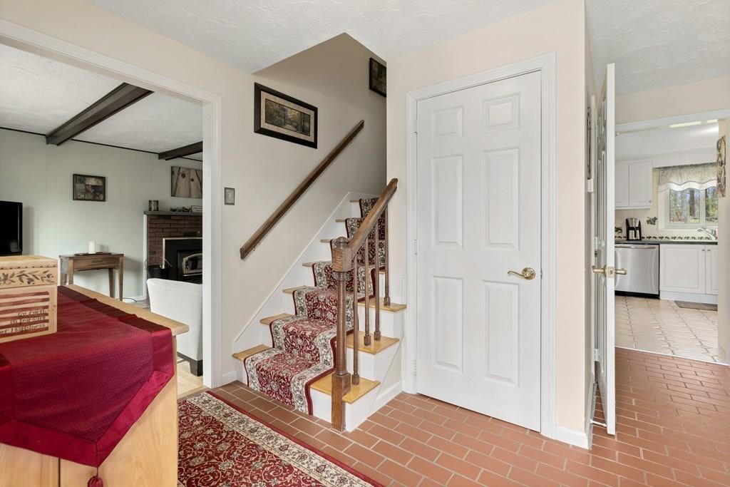 63 Ledgewood Road Framingham, MA 01701 - Photo 3 of 42 Gallery Image 3