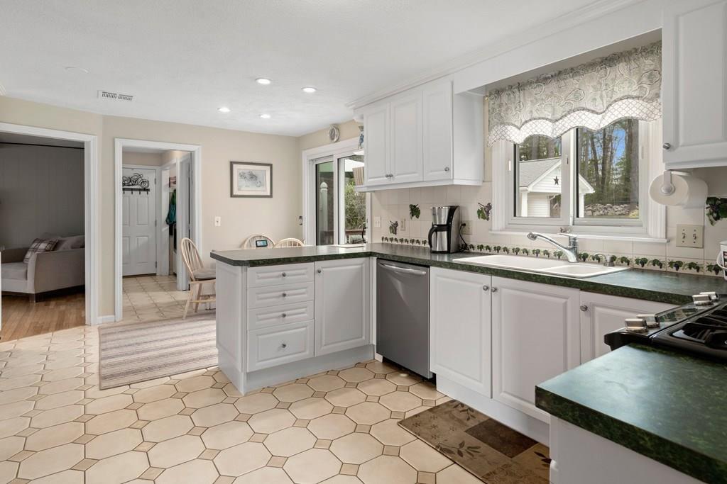 63 Ledgewood Road Framingham, MA 01701 - Photo 8 of 42 Gallery Image 8