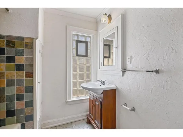 $1,295 | 1913 Emerson Avenue South, Unit 103, Minneapolis, MN 55403