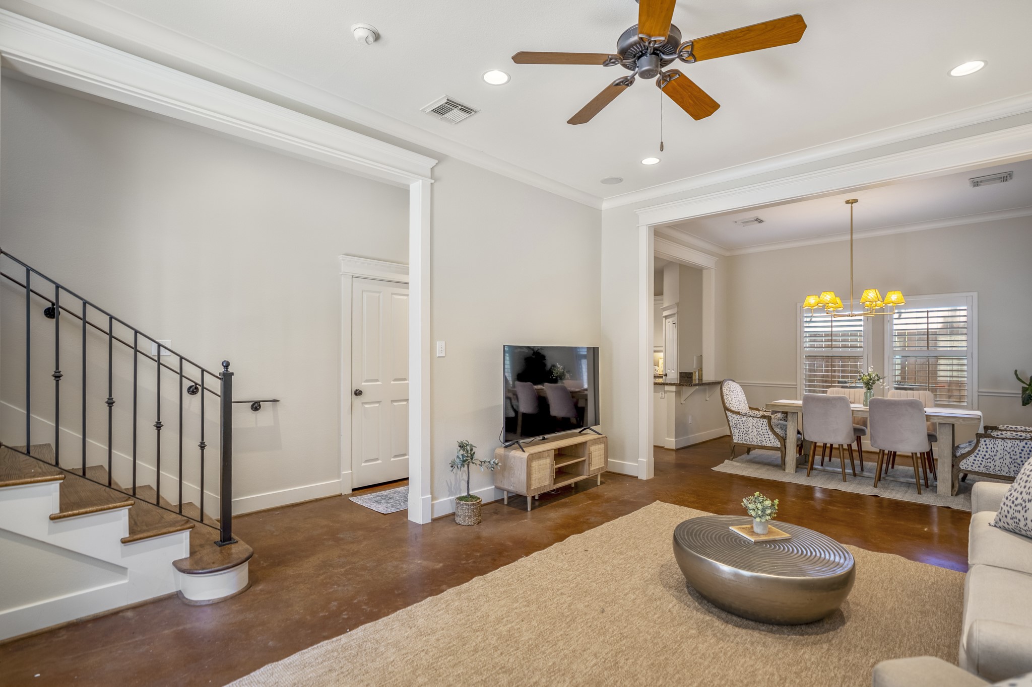 905 West 23rd Street Houston, TX 77008 - Photo 6 of 46 Spacious living area designed for entertaining with seamless flow into the dining space and kitchen.