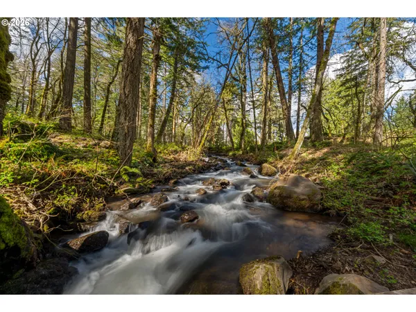 $699,000 | 445 Country Club Road, Hood River, OR 97031