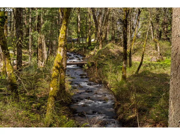 $699,000 | 445 Country Club Road, Hood River, OR 97031