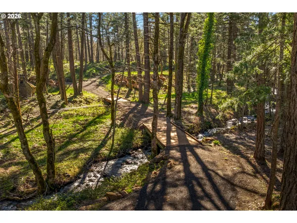 $699,000 | 445 Country Club Road, Hood River, OR 97031
