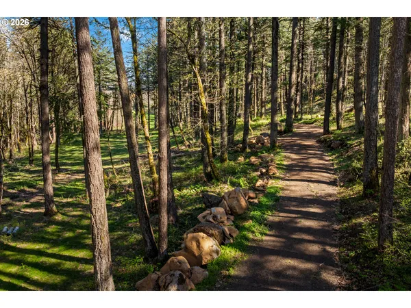 $699,000 | 445 Country Club Road, Hood River, OR 97031