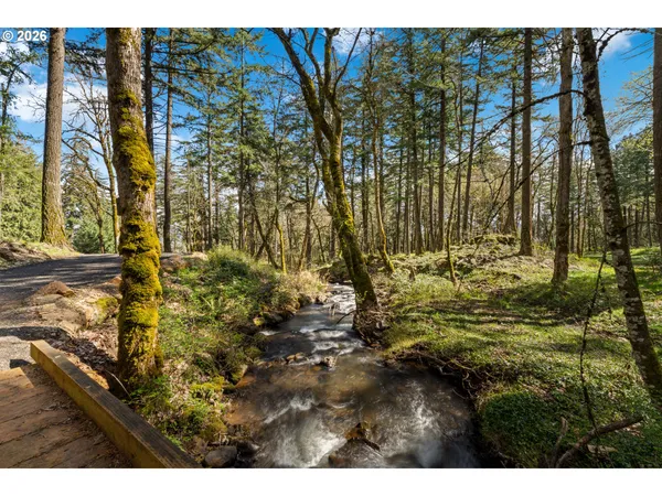 $699,000 | 445 Country Club Road, Hood River, OR 97031