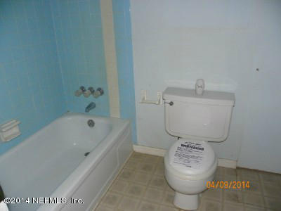 96770 Chester Road Yulee, FL 32097 - Photo 5 of 12 a bathroom with a sink toilet and bathtub