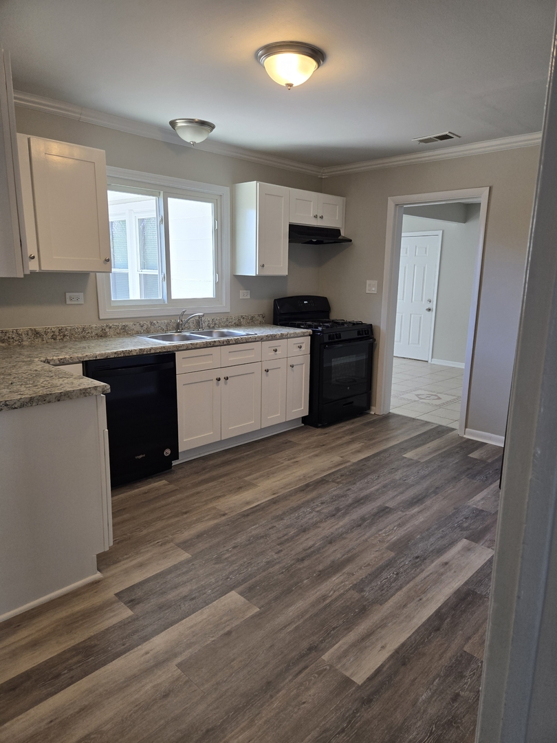 63 West Manchester Drive Wheeling, IL 60090 - Photo 2 of 8