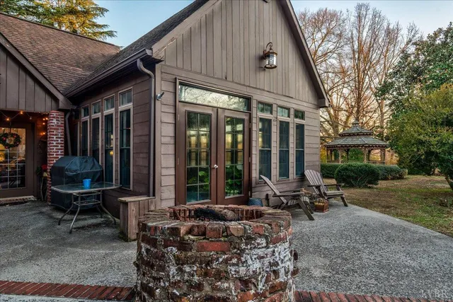 $1,100,000 | 1670-1694 Church Street, Appomattox, VA 24522