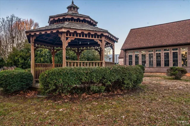 $1,100,000 | 1670-1694 Church Street, Appomattox, VA 24522