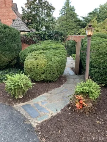 $1,100,000 | 1670-1694 Church Street, Appomattox, VA 24522