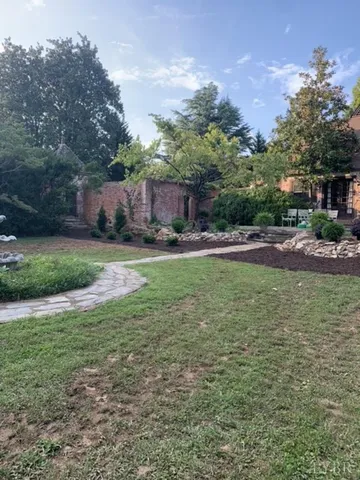 $1,100,000 | 1670-1694 Church Street, Appomattox, VA 24522