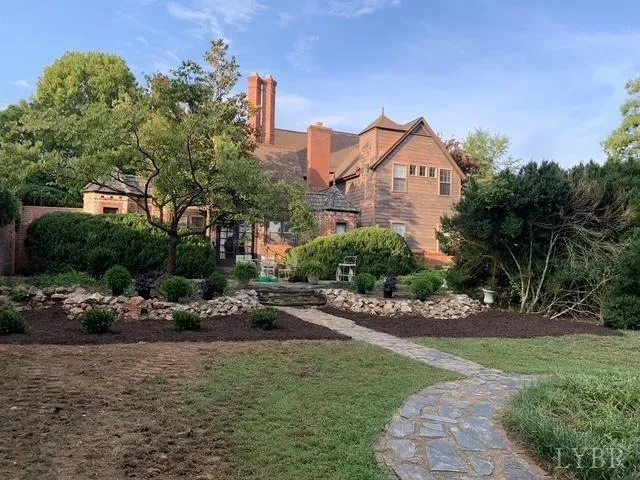 $1,100,000 | 1670-1694 Church Street, Appomattox, VA 24522