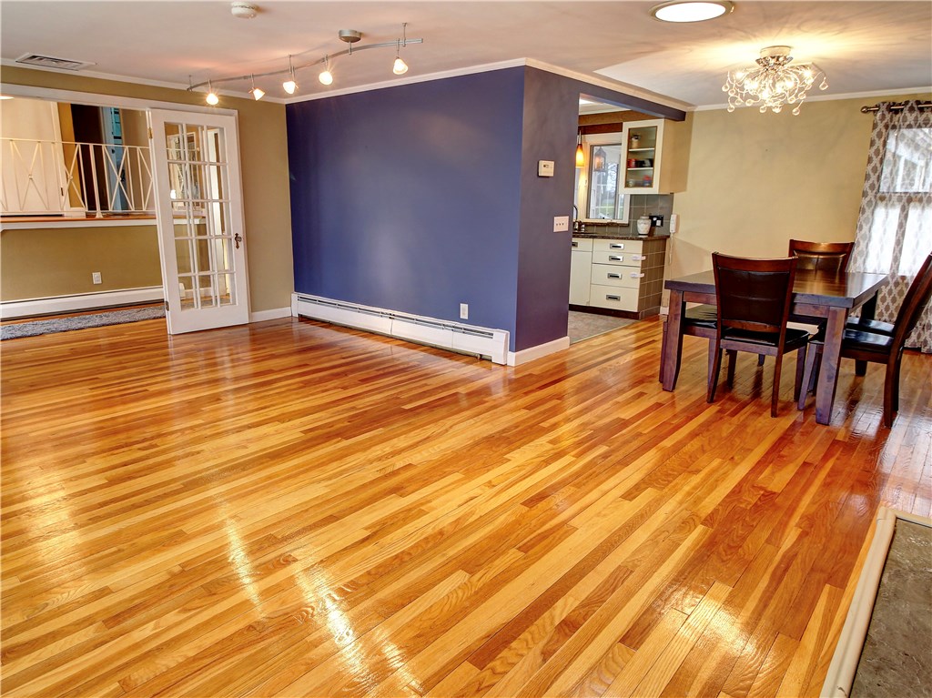54 Bennington Road Cranston, RI 02920 - Photo 5 of 22