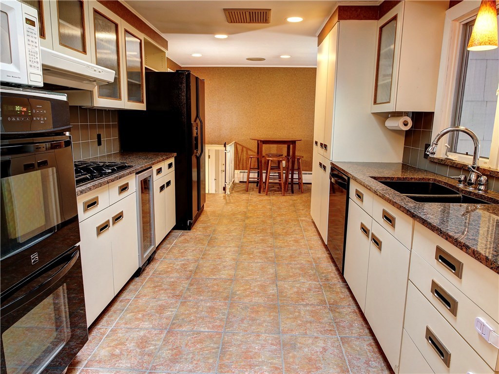 54 Bennington Road Cranston, RI 02920 - Photo 10 of 22