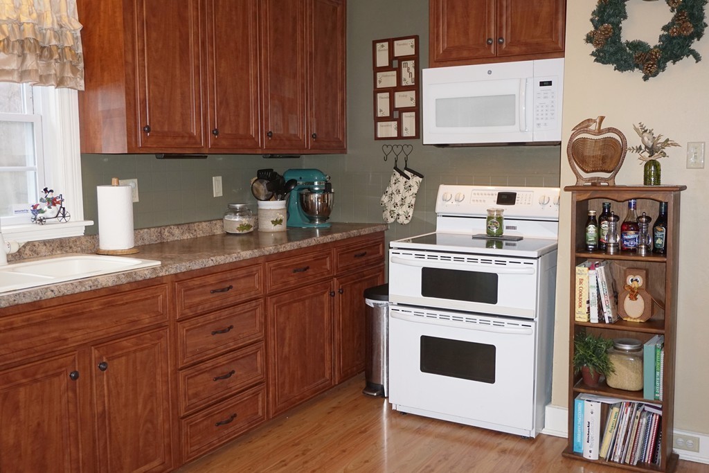 5 Farquhar Road Sturbridge, MA 01566 - Photo 10 of 27 a kitchen with granite countertop a stove and a wooden floor