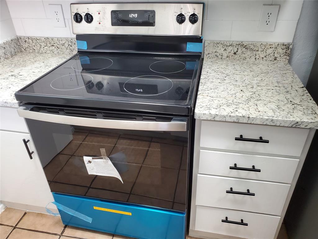 12482 Abrams Road, Unit 1402 Dallas, TX 75243 - Photo 12 of 32 a stove top oven sitting inside of a kitchen