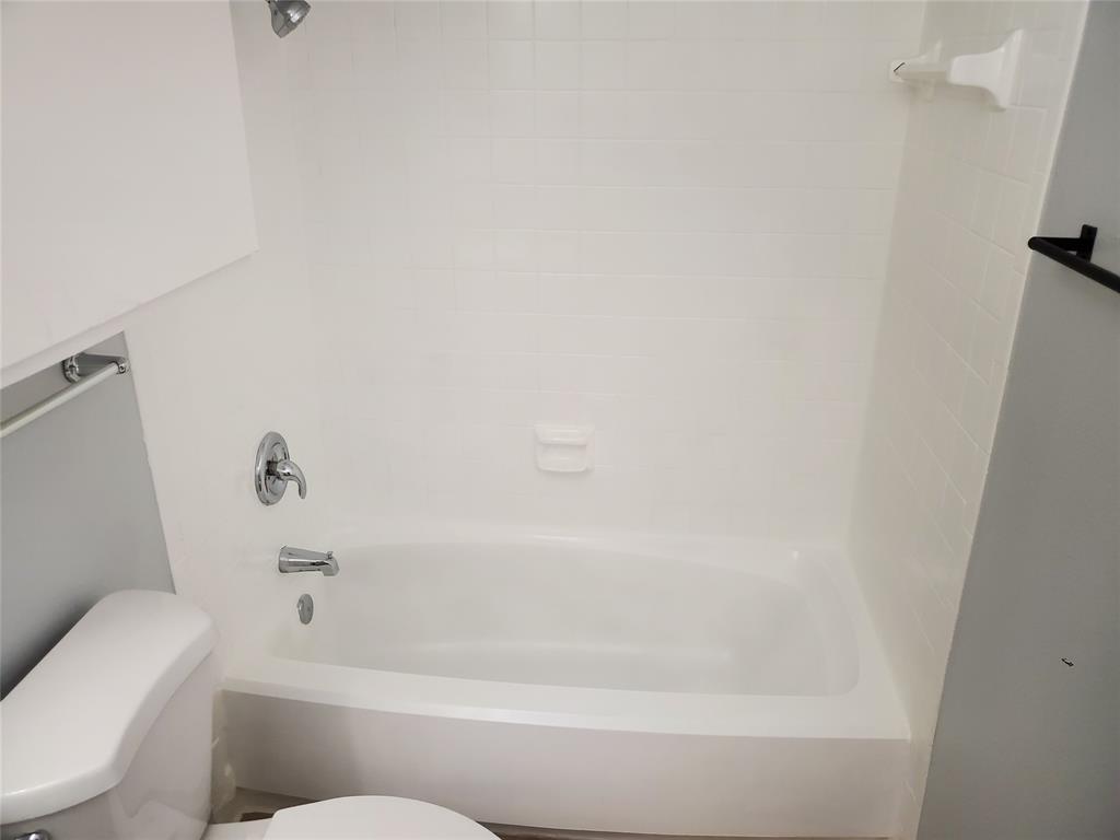 12482 Abrams Road, Unit 1402 Dallas, TX 75243 - Photo 18 of 32 a bathroom with a bathtub and toilet