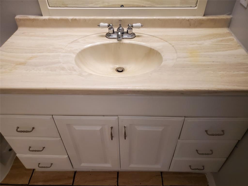 12482 Abrams Road, Unit 1402 Dallas, TX 75243 - Photo 28 of 32 a bathroom with a sink and vanity