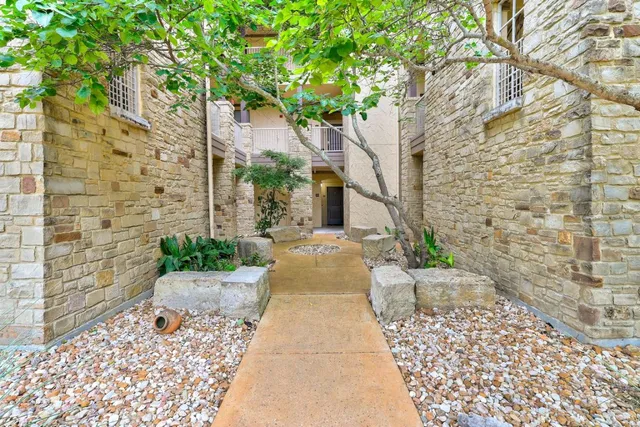 a view of a pathway with a yard