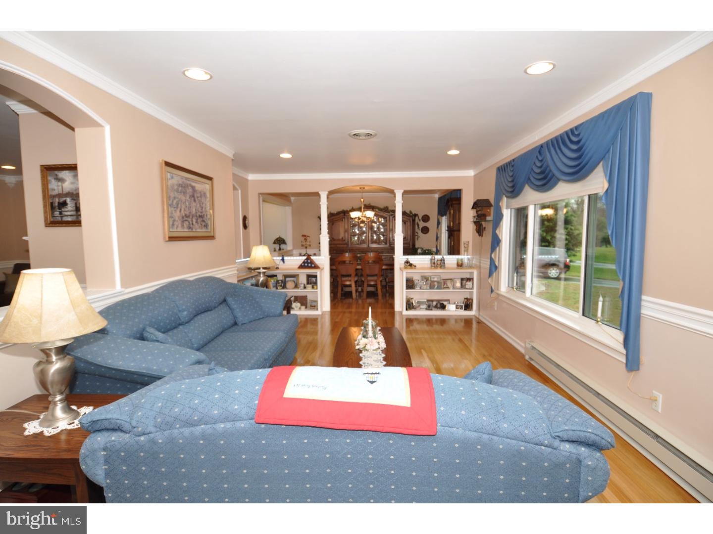 17 Assiscunk Drive Columbus, NJ 08022 - Photo 2 of 24 Living Room