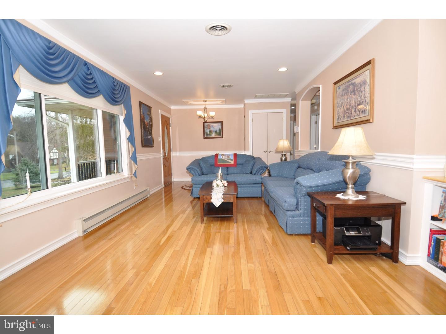 17 Assiscunk Drive Columbus, NJ 08022 - Photo 11 of 24 Living Room
