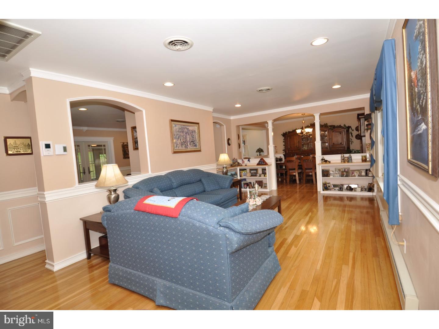 17 Assiscunk Drive Columbus, NJ 08022 - Photo 12 of 24 Living Room