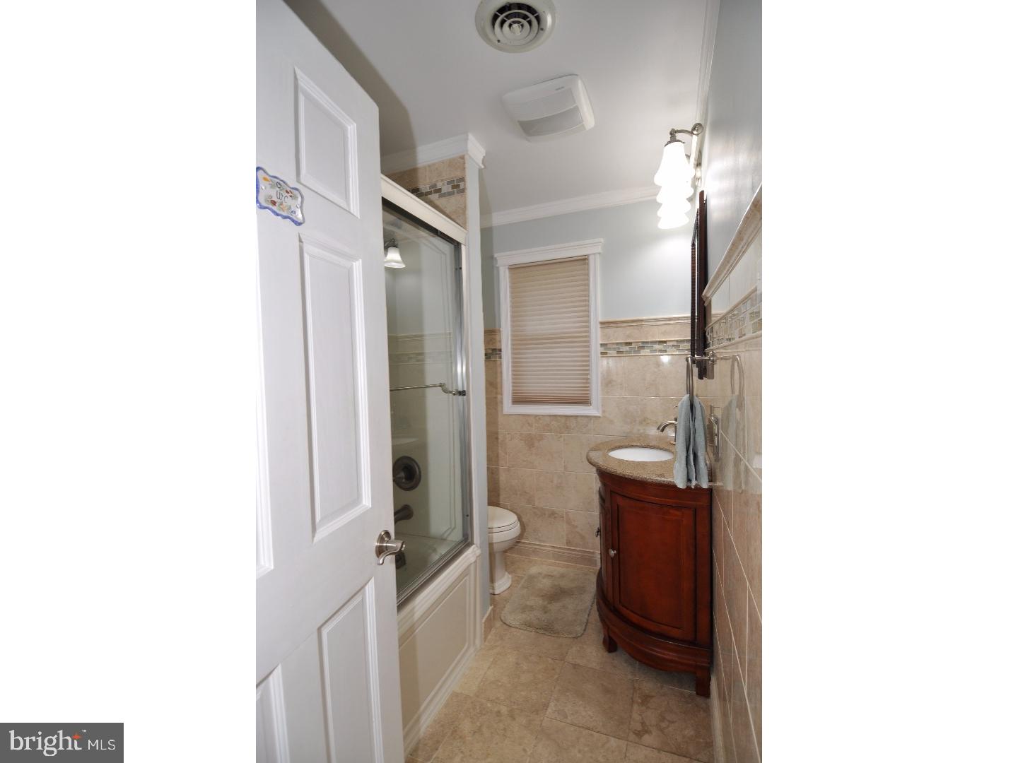 17 Assiscunk Drive Columbus, NJ 08022 - Photo 21 of 24 Bathroom