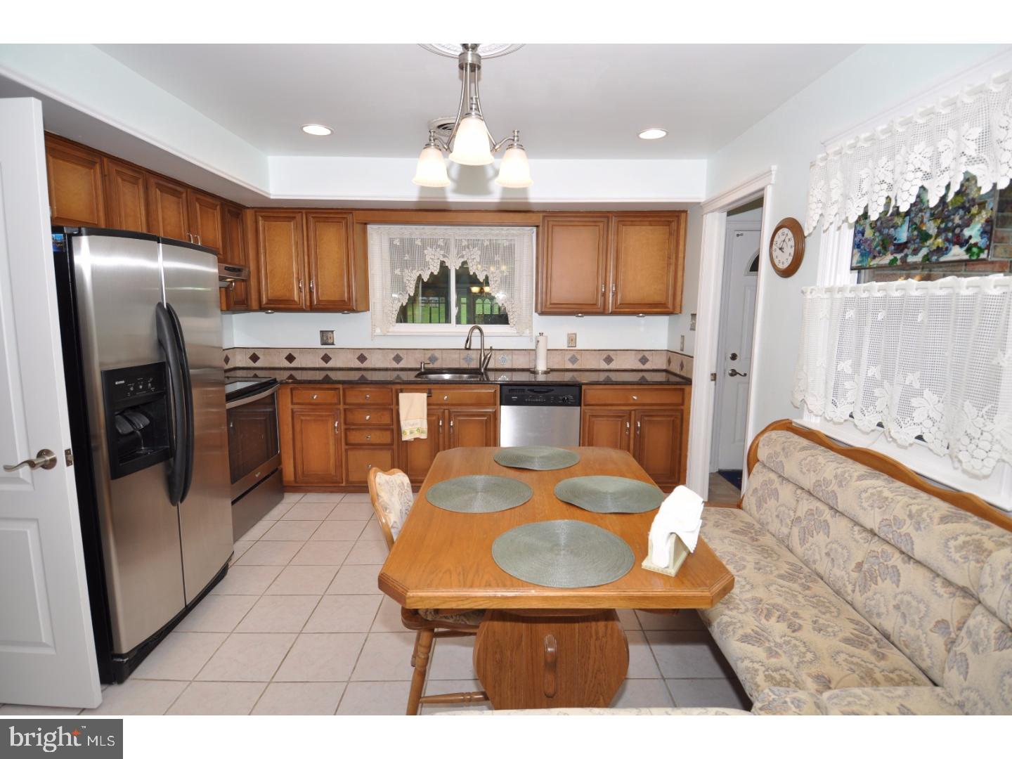 17 Assiscunk Drive Columbus, NJ 08022 - Photo 4 of 24 Kitchen
