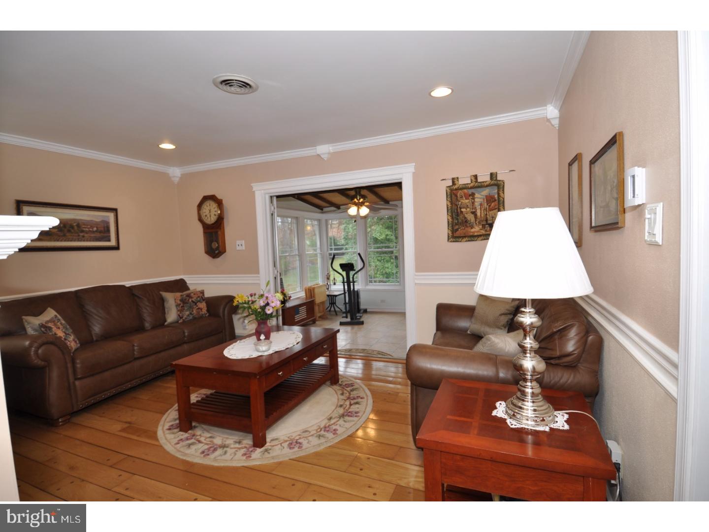 17 Assiscunk Drive Columbus, NJ 08022 - Photo 5 of 24 Family Room