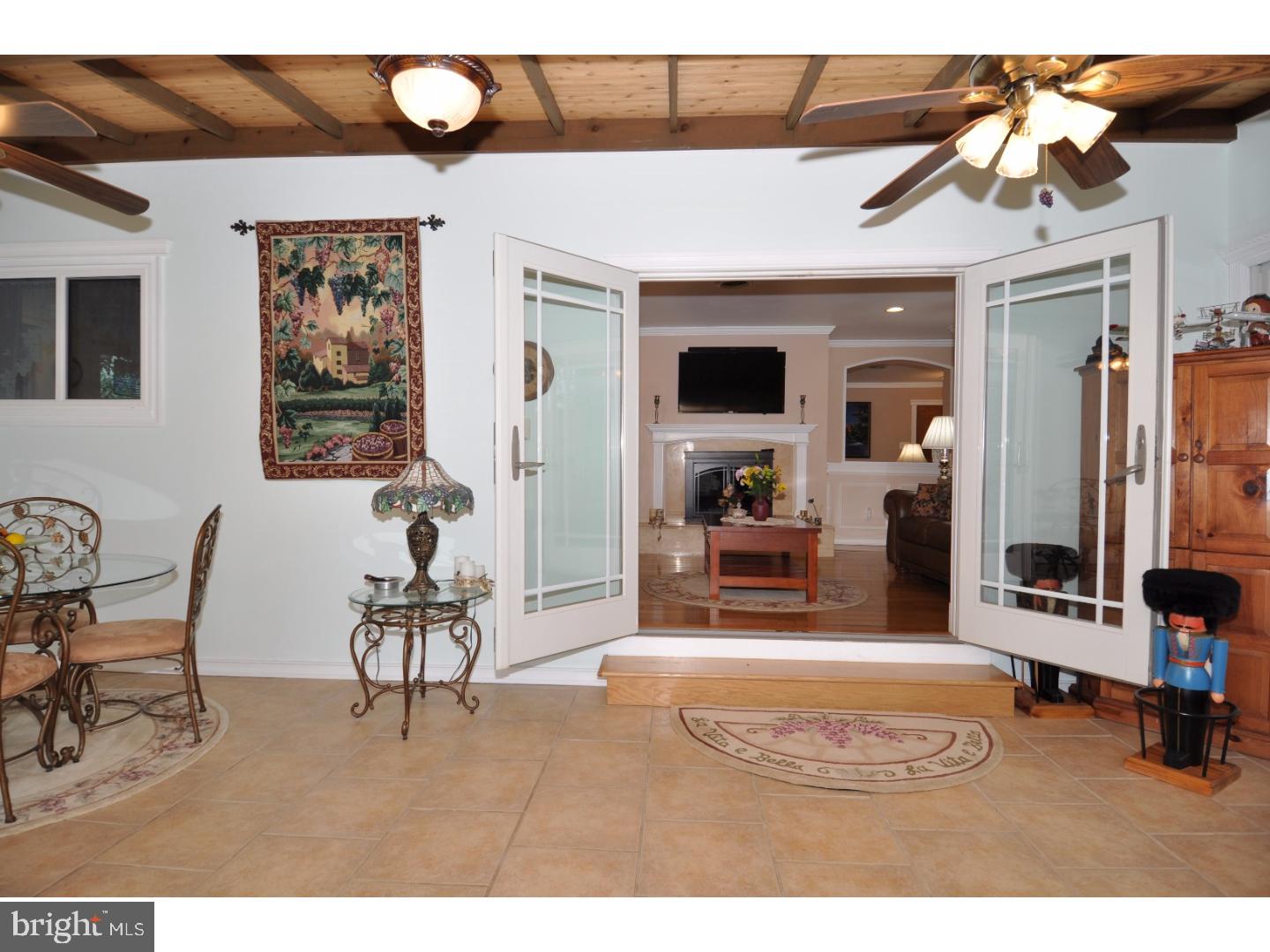 17 Assiscunk Drive Columbus, NJ 08022 - Photo 6 of 24 Sun Room
