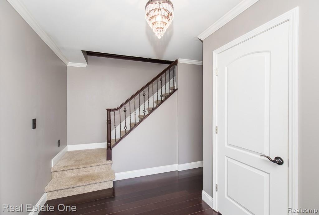 585 South Fieldstone Drive Rochester Hills, MI 48309 - Photo 5 of 34