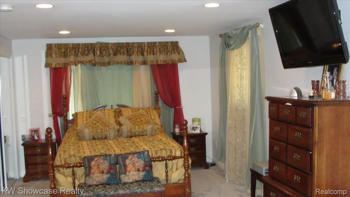 3945 Pitt Road Waterford, MI 48328 - Photo 10 of 24 26x12 Master Bedroom