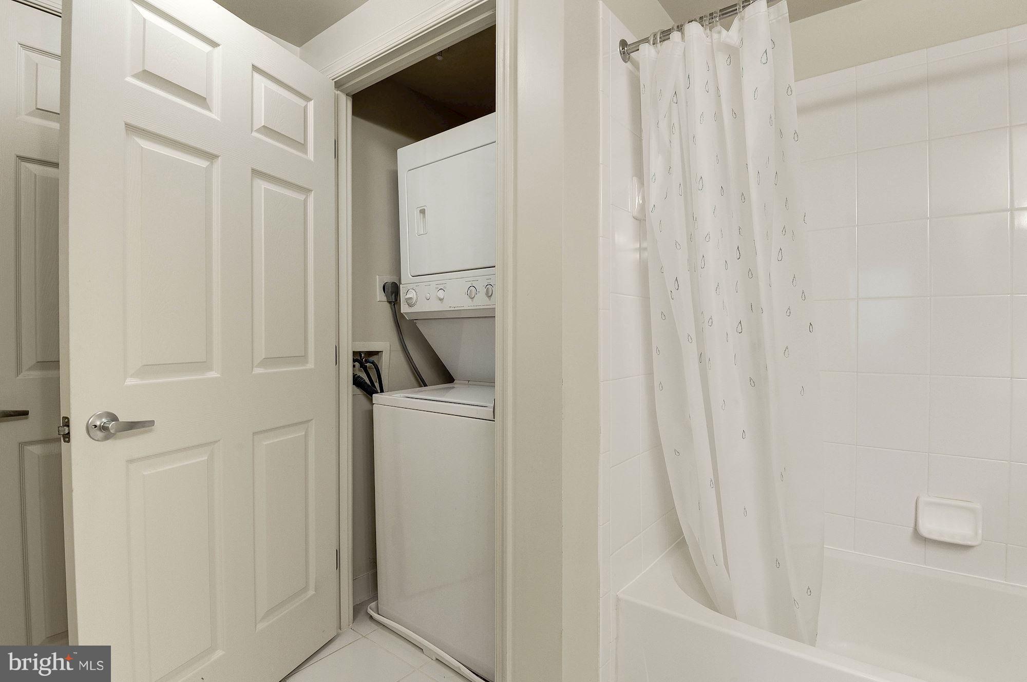 2726 Gallows Road, Unit 1315 Vienna, VA 22180 - Photo 19 of 30 a bathroom with a bathtub and a shower