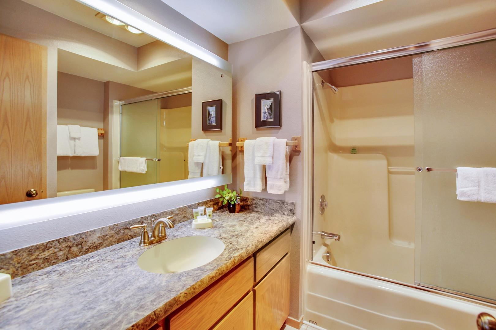 57321 Beaver Ridge Loop, Unit 1 Sunriver, OR 97707 - Photo 10 of 28 R1 main bath