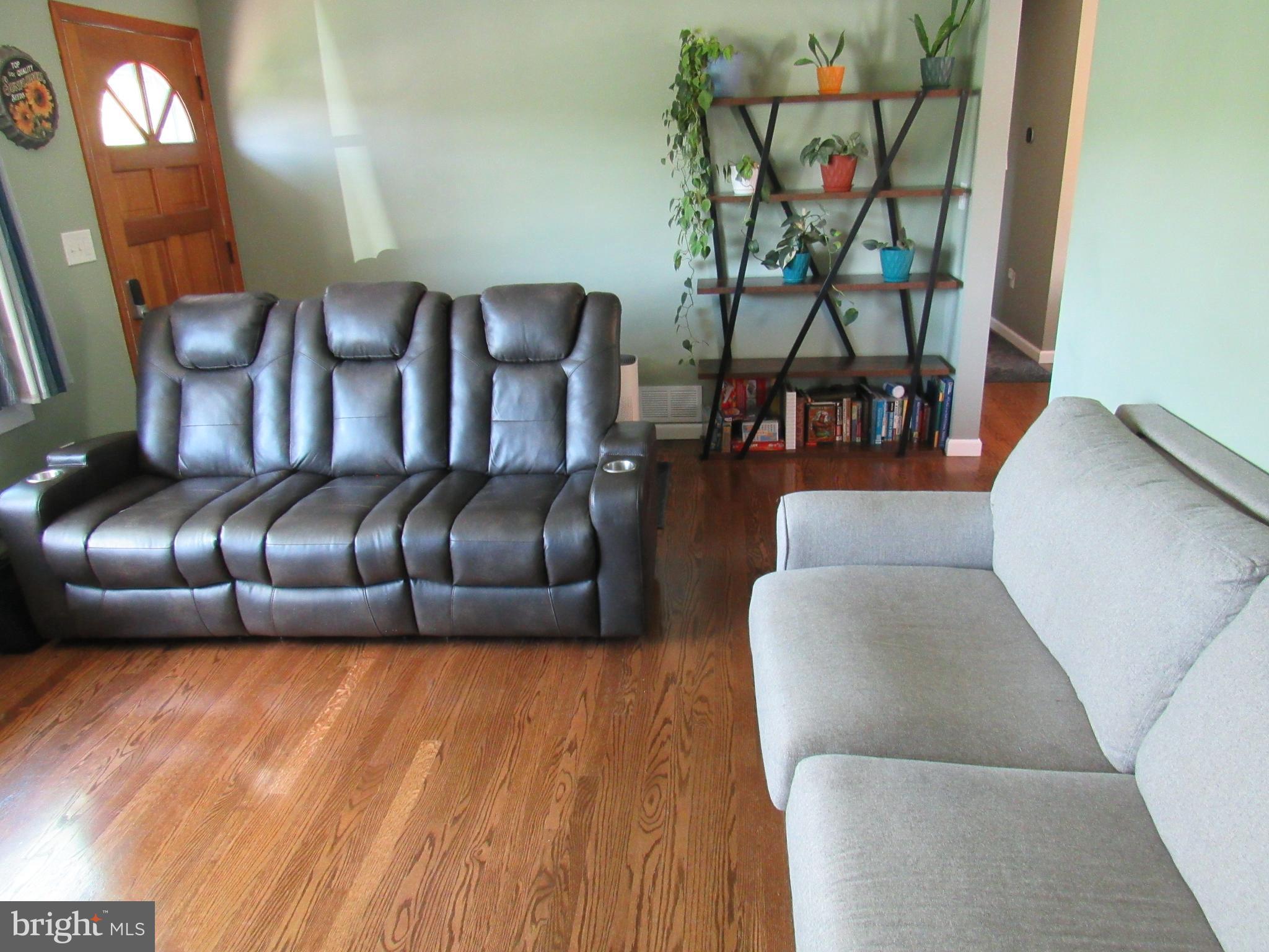 3289 Jacoby Road Coopersburg, PA 18036 - Photo 9 of 36 Living Room
