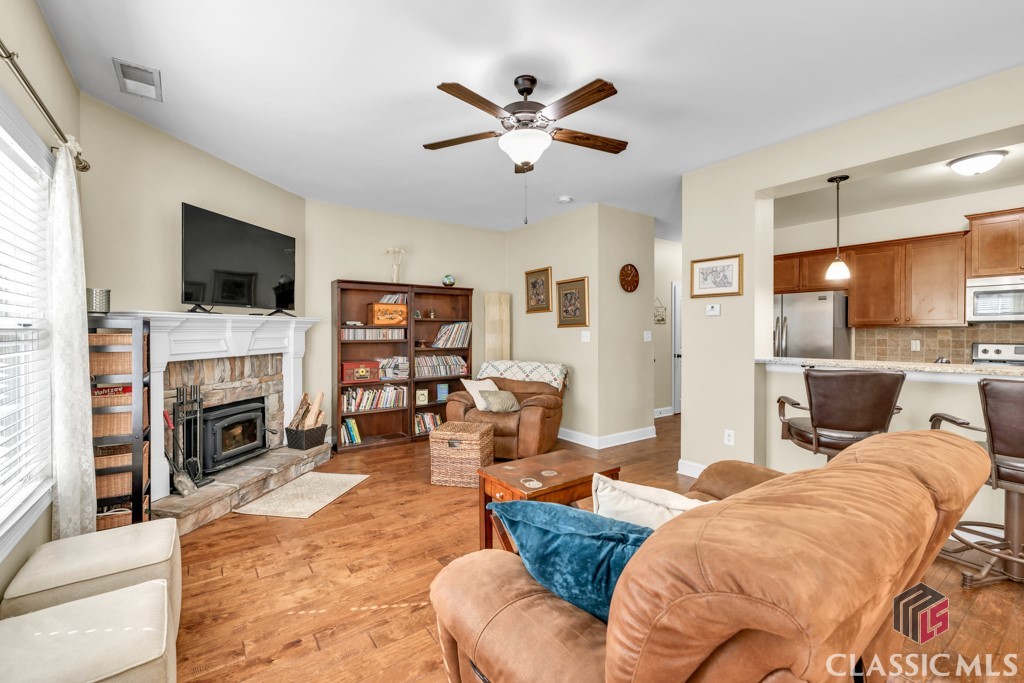 1102 Blackstone Way Atlanta, GA 30339 - Photo 16 of 43 Living Room