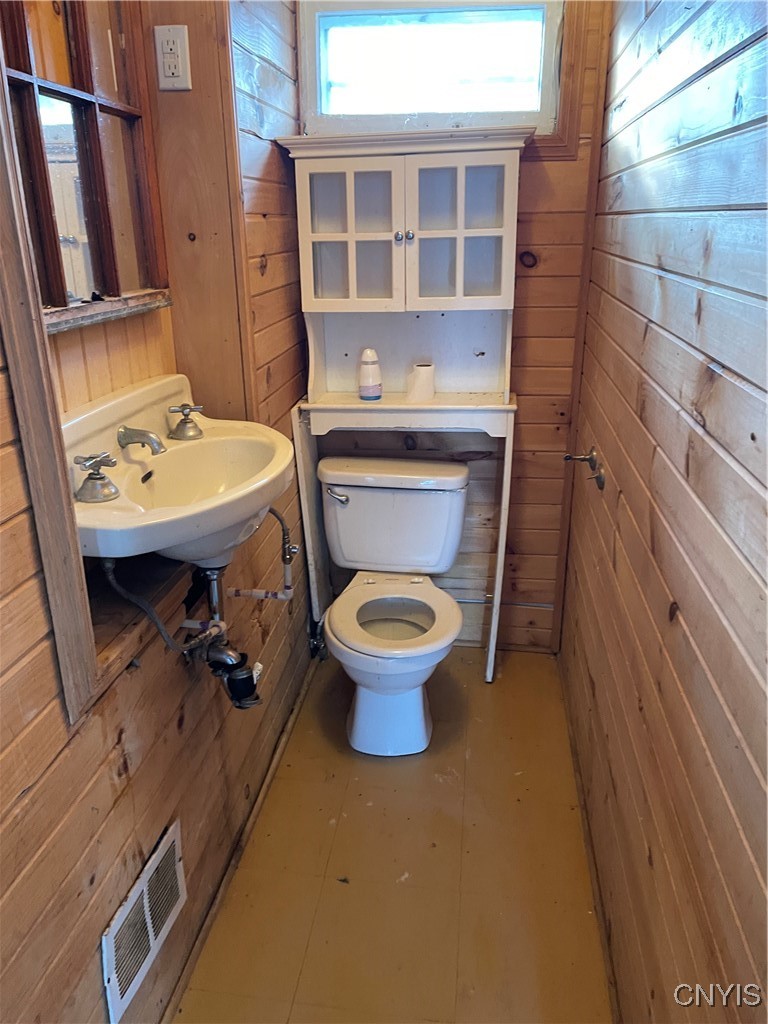 19 Grove Avenue Auburn, NY 13021 - Photo 8 of 16 1st floor 1/2 bath