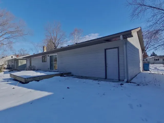 $2,499 | 2931 Woodbridge Street, Roseville, MN 55113