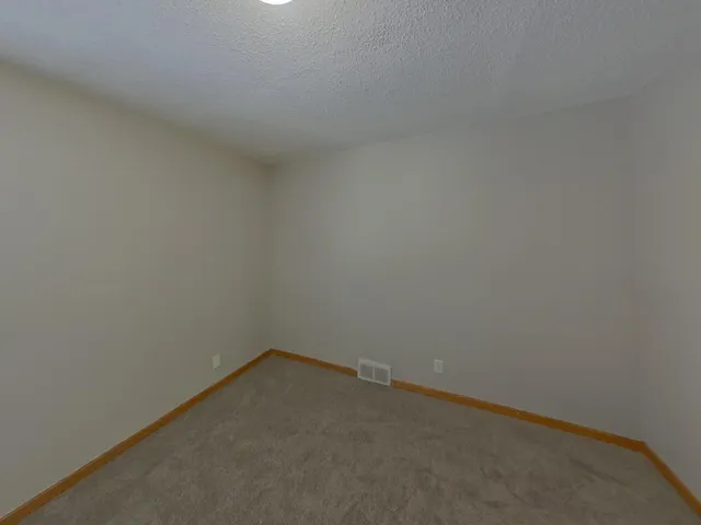 $2,499 | 2931 Woodbridge Street, Roseville, MN 55113