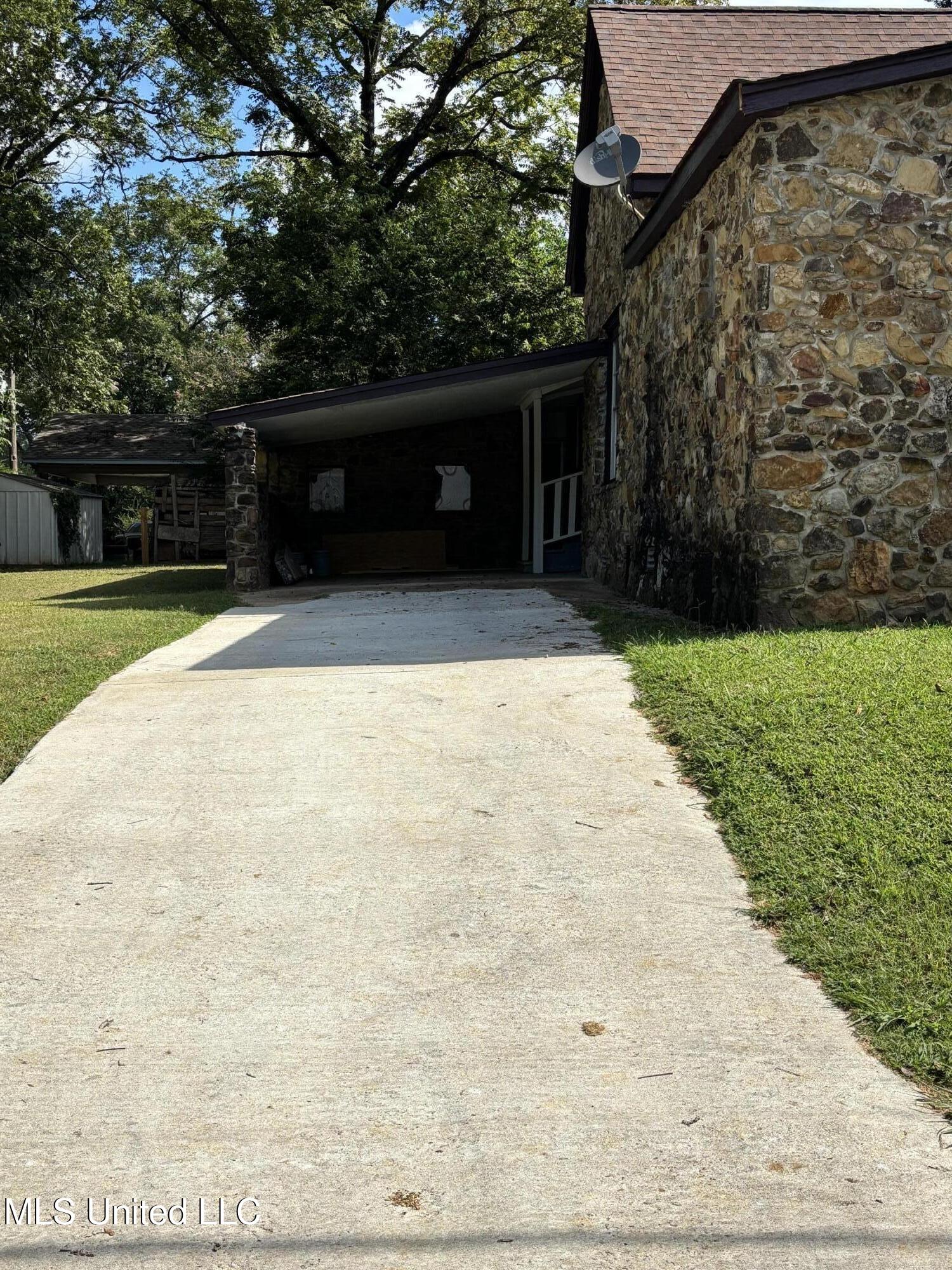 313 Garfield Street New Albany, MS 38652 - Photo 3 of 13 Carport