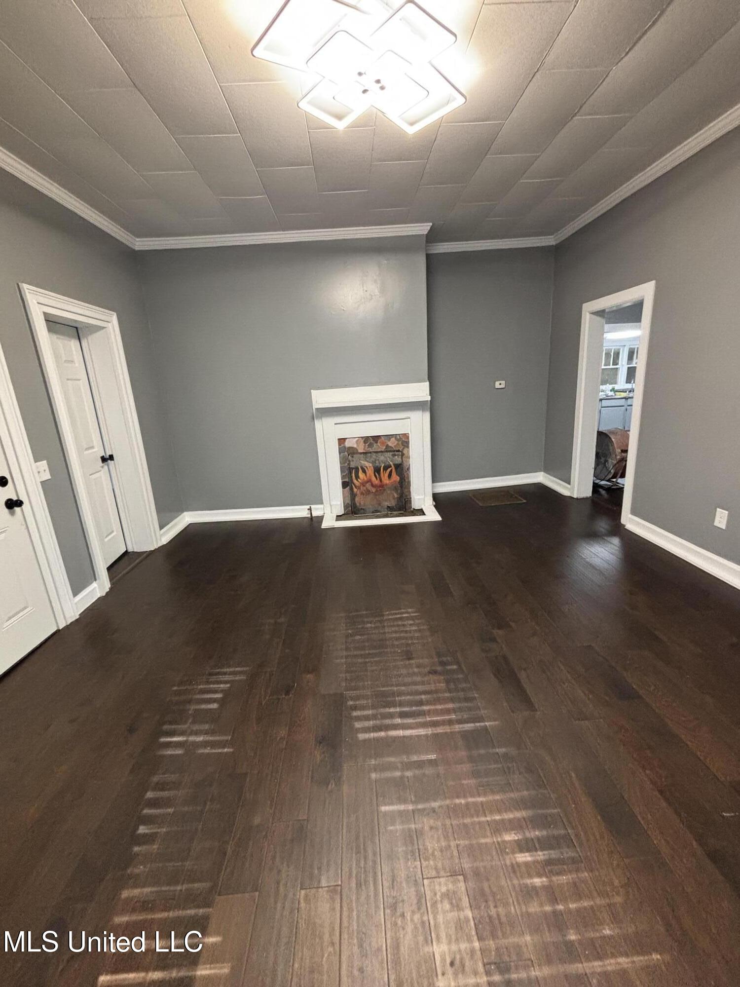 313 Garfield Street New Albany, MS 38652 - Photo 4 of 13 Living Room